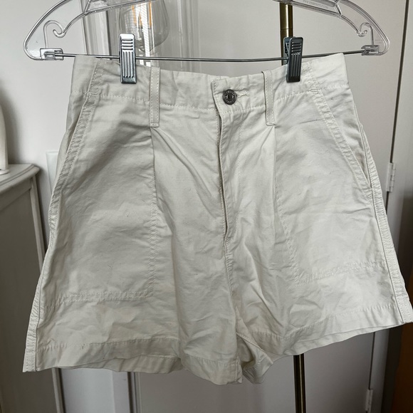 Levi’s Pleated Utility Women’s Shorts - Picture 3 of 10